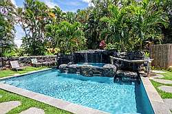 House with AC, Theater Room and Pool