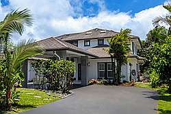 House with AC, Theater Room and Pool
